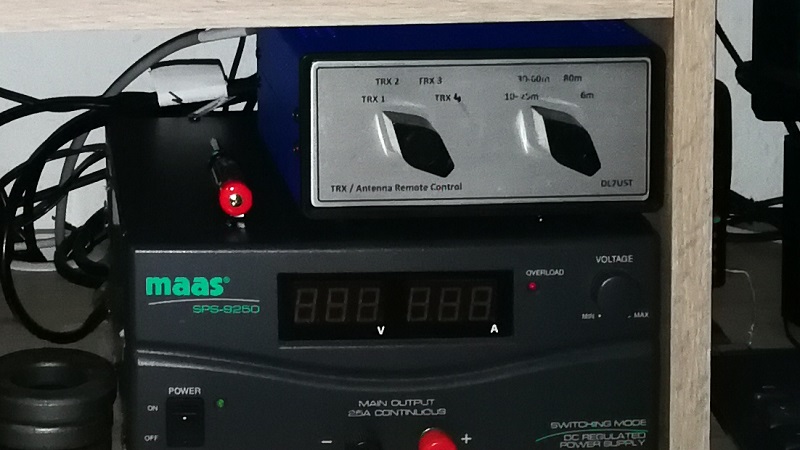 Mit der Fernbedienung kann ich die vier Antennen auf vier Transceiver schalten