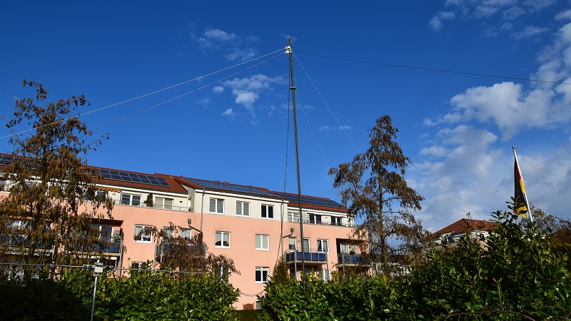 Der GFK-Mast trägt zwei Dipolantennen