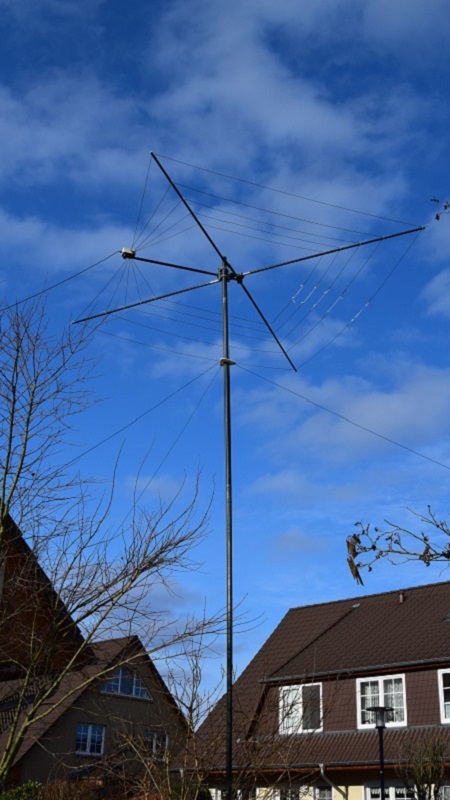 Am Grundstückseingang der GFK Steckmast mit CobWebb Antenne.