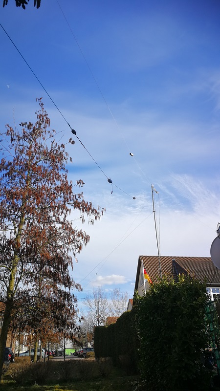 Der Fahnenmast trägt die beiden Dipole, der 80m-Dipol verläuft gerade