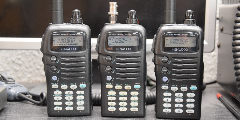 Danach folgten die Handfunkgeräte TH-G71 von Kenwood.