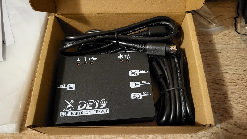 Das DE19 Digimodem mit allen Kabeln