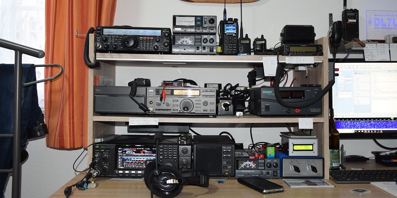 Mein momentanes Equipment mit Icom IC-7600, IC-725, Yaesu FT-847, Kenwood TM-V71 und ZZ-750 PA