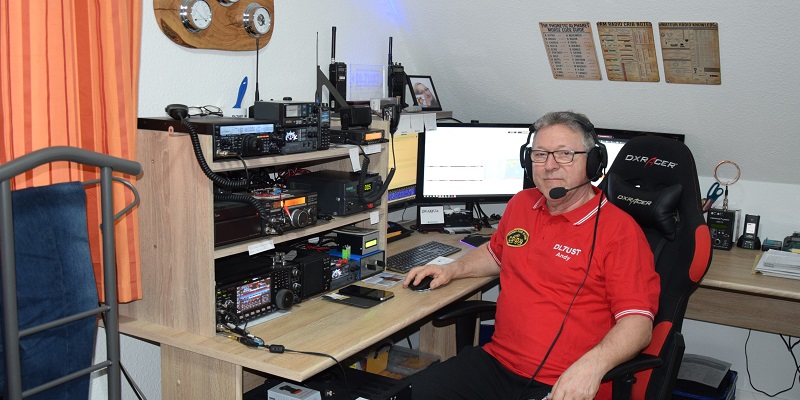 Andy "The Operator" an der Heimstation mit Icom IC-7600