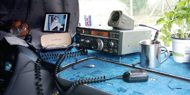 Icom IC-725 im Cokpit meines Scania R420.