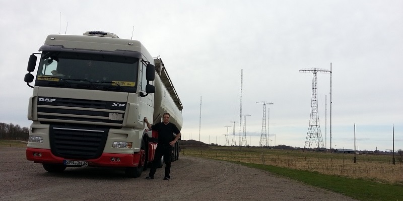 Mit dem DAF XF 430 vor den Antennen in Grimeton.