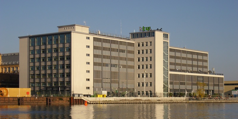Hochschule für Technik und Wirtsschaft Gebäude "G", im Tower rechts sitzt DF0LI.