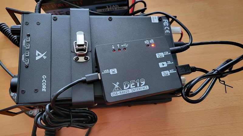 Das Modem liegt mit seinen Kabeln auf den Transceiver