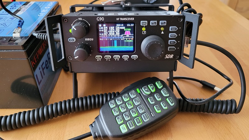 Den Transceiver habe ich in der Halterung belassen...