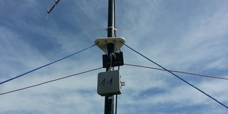 GFK-Steckmast mit Abspannung und Balun.