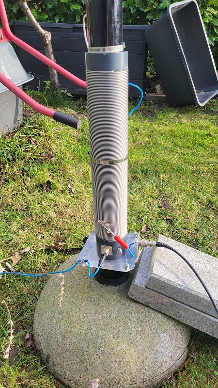 Mit einer Krokoklammer stelle ich provisorisch die 50 Ω Impendanz für das Koaxkabel ein