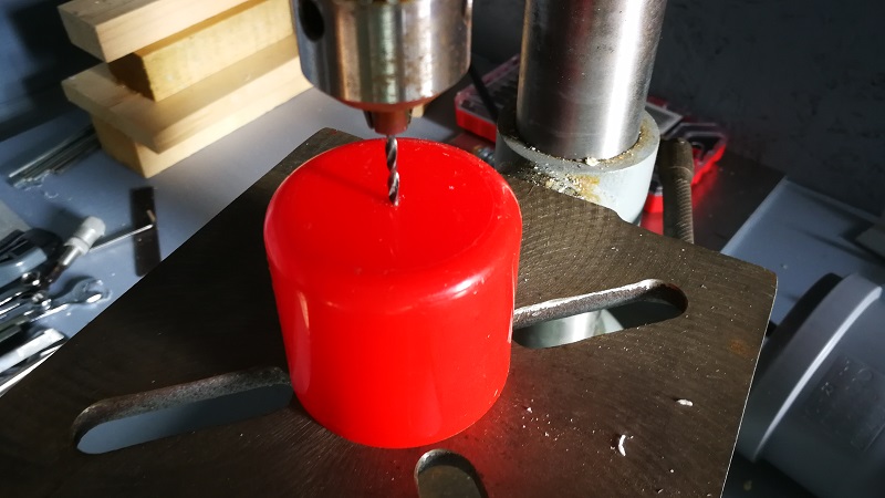 Die Kappe einer Spraydose als Borhilfe für die Styroporkugel