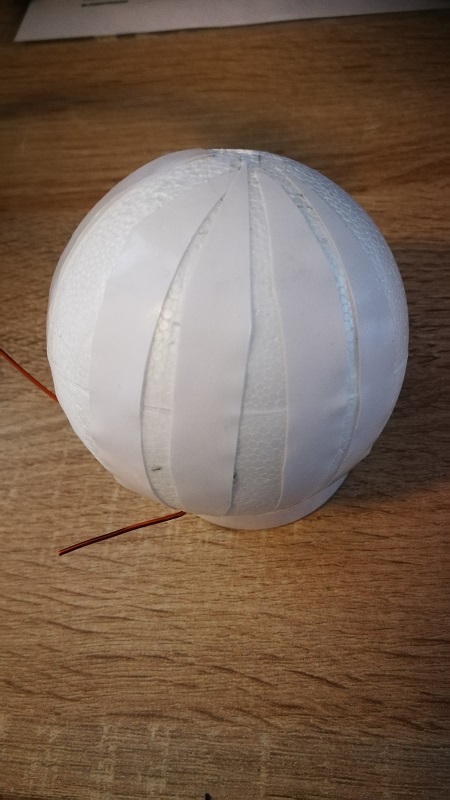 Der Draht wird mit Teppichklebeband fixiert