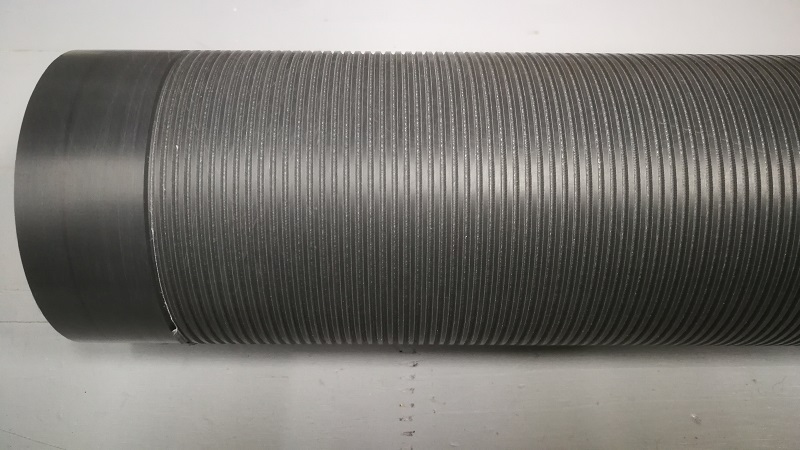 Auf ein 75 mm PE-Druckrohr wurde eine 1 mm tiefe Rille mit 2,5 mm Abstand gedreht