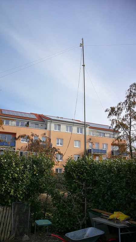Der GFK-Mast als Aufhängung für den Speisepunkt