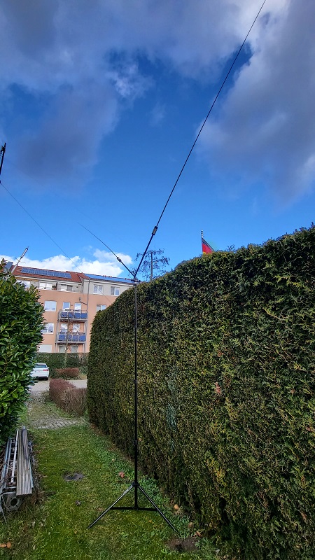 Antenne als V-Dipol auf einem Rollei-Stativ