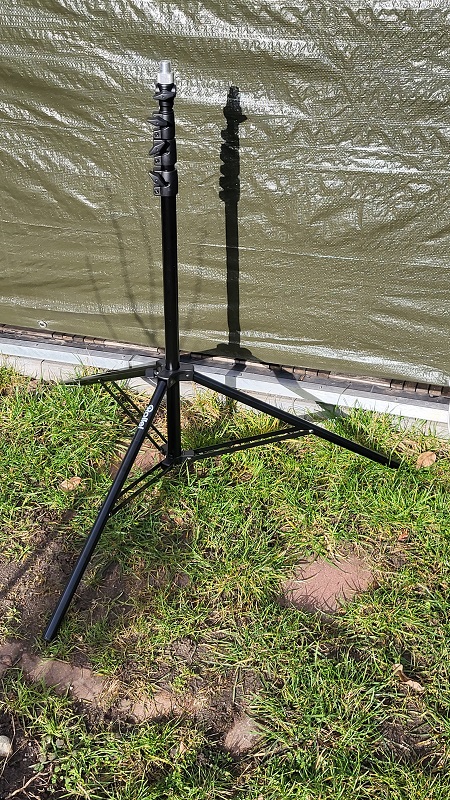Geeignetes Dreibein-Stativ mit auswechselbarem Spigot-Adapter