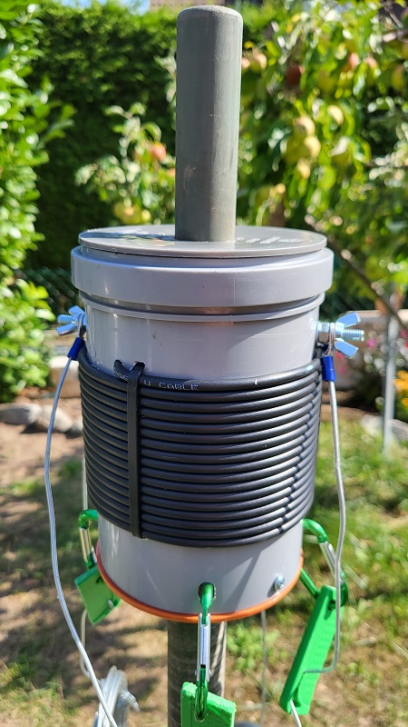 PVC-Zugentlastung und Karabinerhaken der Strahler
