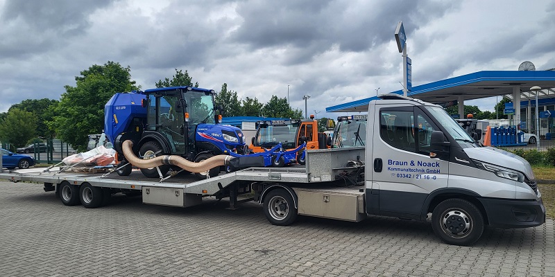 Mein derzeitiges Spielzeug: ein IVECO Daily mit Fahrzeugtransportanhänger.